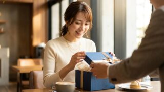 20代社会人の彼女へ贈る誕生日プレゼント！予算相場とおすすめギフト厳選