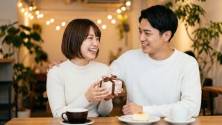 付き合って1ヶ月の彼女へ！重くない記念日プレゼントと予算相場