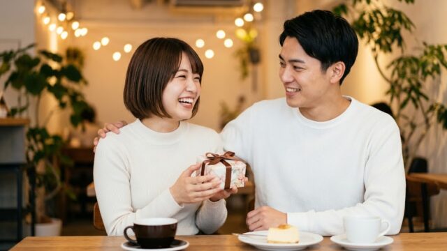 付き合って1ヶ月の彼女へ！重くない記念日プレゼントと予算相場